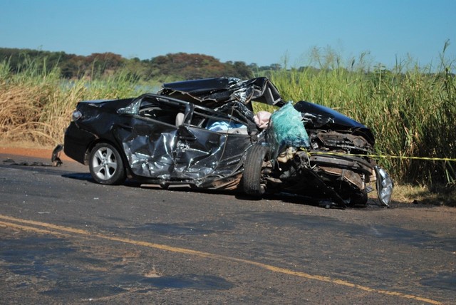 Carro fica destruído em acidente próximo a ponte que liga Colômbia (SP) a Planura (MG) (Foto: Marcos Antonio Gonçalves/Arquivo Pessoal).