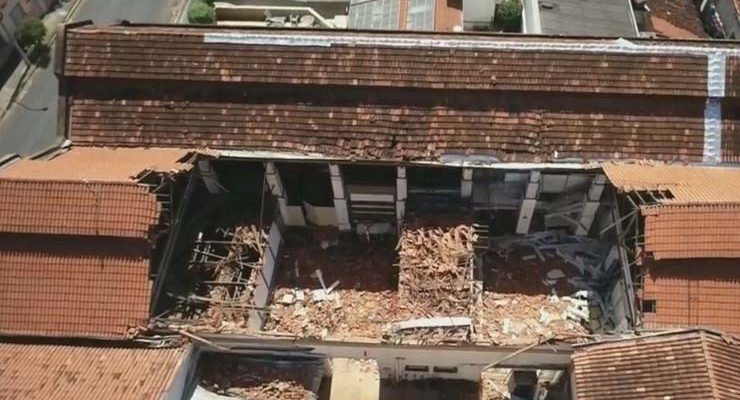 Teto do refeitório da escola caiu por completo e atingiu crianças e professores (Foto: Reprodução / TV TEM ).