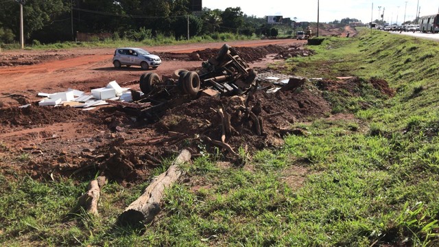 Caminhão destruído em acidente na Epia Norte, nesta terça-feira (3) (Foto: Ana Luiza de Carvalho/G1).
