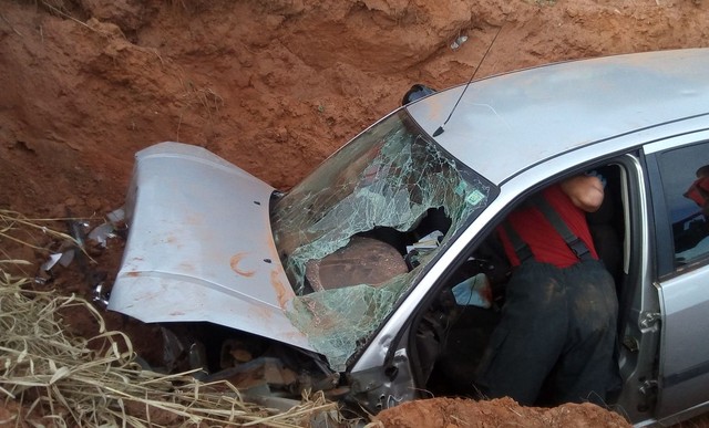 Carro das vítimas bateu em um barranco, em Dracena (Foto: Flávio Cardoso/Cedida).