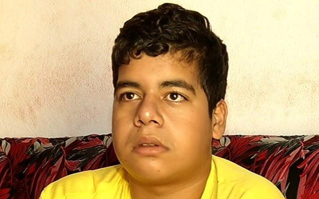 Lucas se recupera da cirurgia em casa e diz que não quer mais voltar para a escola (Foto: TV Anhanguera/Reprodução).