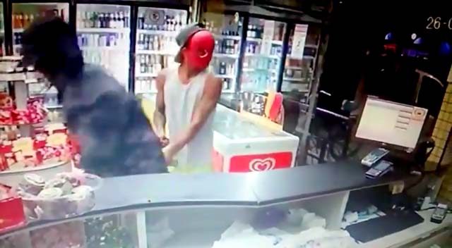 Criminoso tentou se esconder usando máscara do Homem Aranha em Guarujá, SP (Foto: G1 Santos).