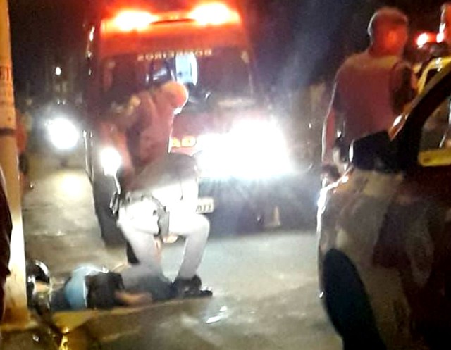 Um dos criminosos baleados foi imobilizado após cair em rua próxima ao supermercado (Foto: Arquivo pessoal).