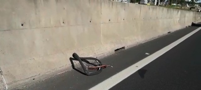 Ciclista morreu após ser atingido por carro na Rodovia Anhanguera, em Limeira (Foto: Nivaldo Veloz/Rápido no Ar)