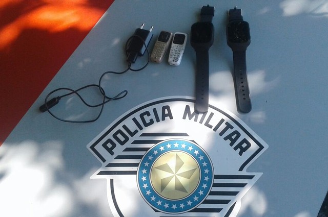 Microcelulares estavam com uma professora que entraria na Penitenciária de Lucélia (Foto: Polícia Militar/Cedida)