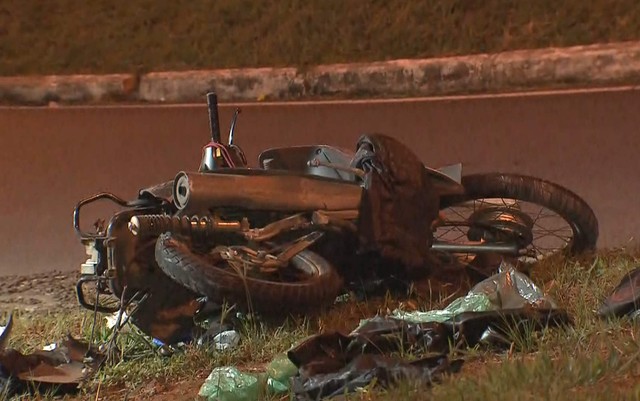 Moto envolvida em acidente na Asa Norte, em Brasília; os dois ocupantes morreram (Foto: TV Globo/Reprodução).