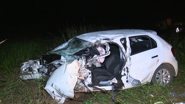 Carro que bateu de frente com uma carreta na BR-163 e matou jovem (Foto: Lucas Torres/Portal Sorriso).