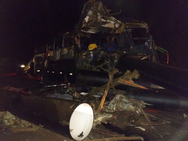 Segundo os bombeiros, seis pessoas que estavam no ônibus morreram no local (Foto: Corpo de Bombeiros/Divulgação).