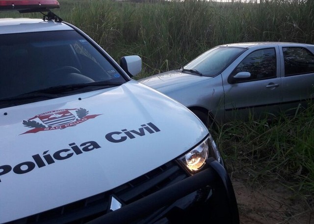 Carro foi encontrado às margens de estrada vicinal (Foto: Polícia Civil/Cedida).