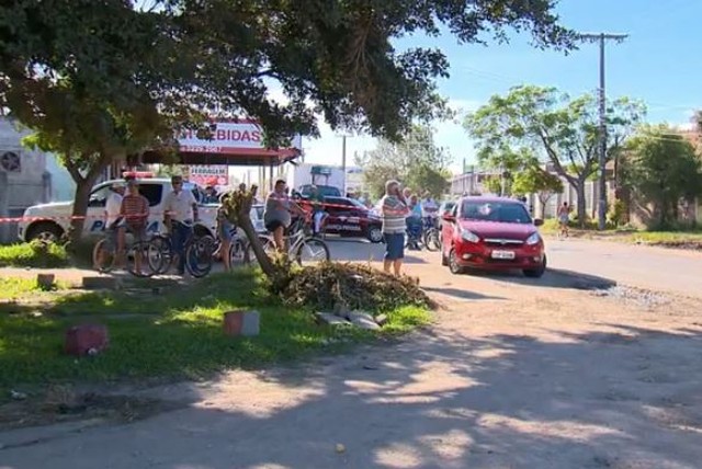 Após troca de tiros com comerciante, dupla de assaltantes conseguiu fugir, mas se acidentou, e enquanto recebia atendimento, foi baleada (Foto: Reprodução/RBS TV).