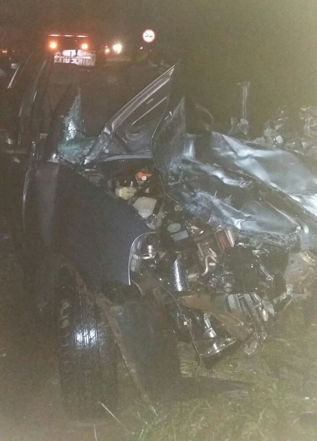 Com a batida, veículo ficou com a frente destruída na rodovia Lourival da Silva Louzada, em Pereira Barreto (SP). (Foto: Arquivo Pessoal ).