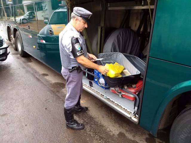 Os patrulheiros acharam 36 tabletes de maconha em uma mala que o acusado levava no bagageiro. Foto: TOR/Divulgação