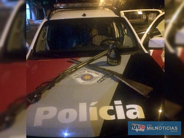 Foram apreendidas duas espingardas, sendo uma Winchester calibre 44, e outra de 2 canos, calibre 16, as duas municiadas. Foto: DIVULGAÇÃO/PM