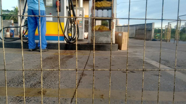 Vítima foi morta em posto de combustível em Cuiabá (Foto: Leandro Trindade/TVCA).