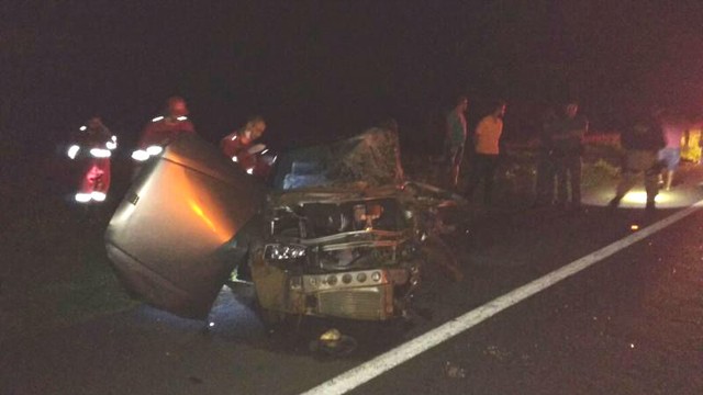 Veículo ficou destruído após bater em caminhão em Promissão (Foto: Arquivo Pessoal ).