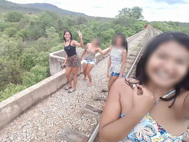 Jovem de 22 anos, adolescentes de 15 e 16 anos e uma amiga que não estava no momento da queda em foto divulgada pela Polícia Civil, do dia anterior, próximo ao ponto em que a ponte desabou (Foto: Divulgação/Polícia Civil).