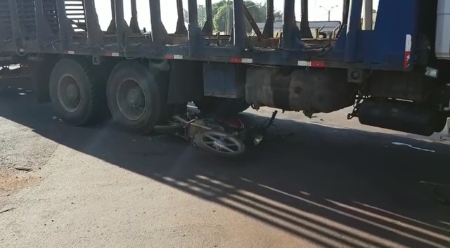 Motociclista morreu após se envolver em acidente com caminhão em Rafard (Foto: Tonny Machado/Raízes FM).