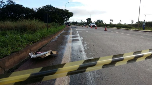 Motociclista morreu na madrugada desta terça-feira (10) na BR-163, em Sorriso (Foto: Alexandre Perassoli/TV Centro América).