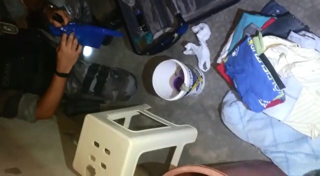 Suspeito estava escondido em casa de parentes na Zona Rural de Floresta do Piauí. (Foto: Polícia Militar/ Reprodução).