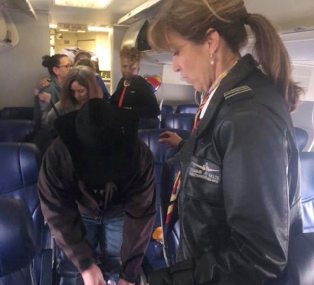 Tammie Jo Shults conversa com passageiros do voo 1380 após pousar o avião da Southwest Airlines em Filadélfia, na terça-feira (17) (Foto: Diana McBride Self via AP).