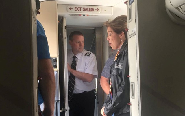 A piloto Tammie Jo Shults e membros da tripulação são vistos dentro do voo 1380 da Southwest Airlines, em Filadélfia, na Pensilvânia, na terça-feira (17) (Foto: Kristopher Johnson/via Reuters).