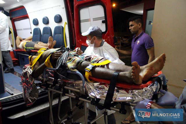 Um adolescente de 17 anos e Thiago Salamanca (dentro viatura dos bombeiros), ficaram feridos na tentativa de homicídio. foto: Manoel Messias/Mil Noticias