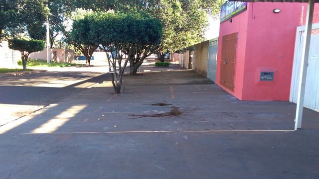 Calçada onde aconteceu o crime ficou com manchas de sangue (Foto: Osvaldo Nóbrega/ TV Morena).