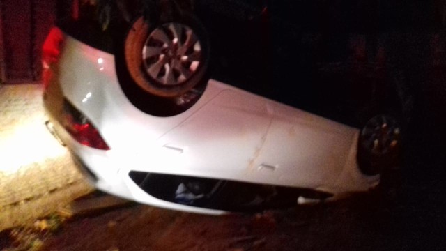 Após capotar o carro, suspeito começou a atirar contra os PMs (Foto: Polícia Militar).