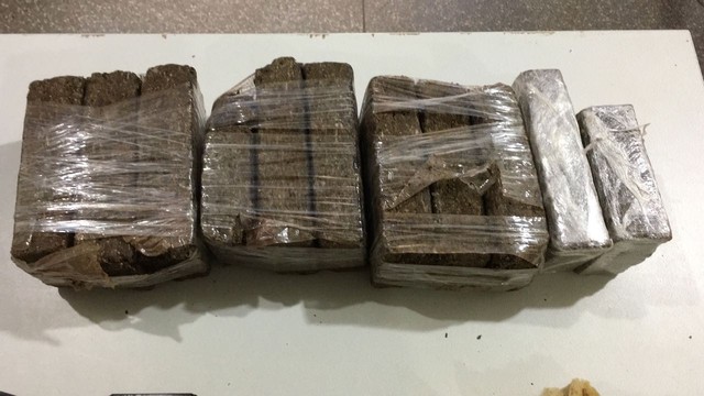 Entorpecente apreendido com os quatro suspeitos mortos em troca de tiros com PM perto de presídio em Três Lagoas (MS) (Foto: PM/Divulgação).