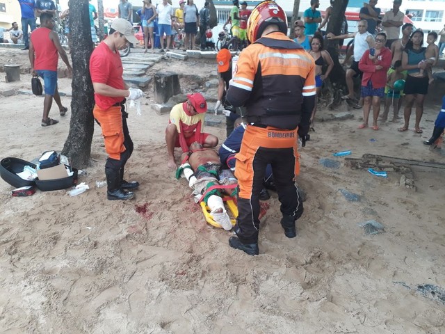 Homem foi atacado por tubarão na Praia de Piedade, no Grande Recife (Foto: Corpo de Bombeiros/Divulgação).