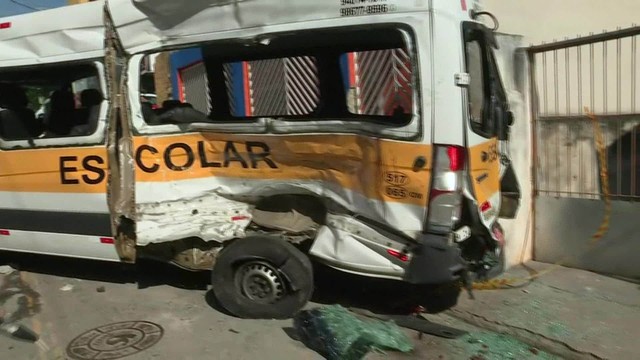 Paramédicos fazem massagem cardíaca em vítima de acidente em Carapicuíba (Foto: TV Globo/Reprodução).