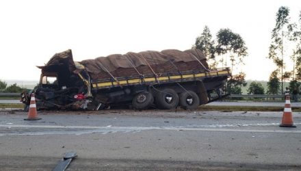 Caminhão bateu em guincho e atravessou canteiro central de rodovia em Capivari (Foto: Tonny Machado/Raízes FM).