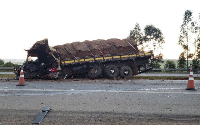 Caminhão bateu em guincho e atravessou canteiro central de rodovia em Capivari (Foto: Tonny Machado/Raízes FM).