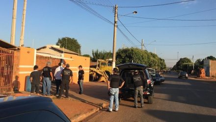 Policiais em um dos locais alvos da operação, em Três Lagoas, MS (Foto: Eliane Freitas/TV Morena).