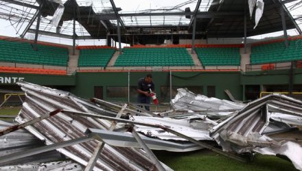 Um homem encontra um extintor de incêndio entre os escombros do estádio de beisebol Felix 'Nacho' Millan em Yabucoa, Porto Rico, depois que o furacão Maria atingiu a ilha em setembro de 2017 (Foto: Alvin Baez/Reuters).