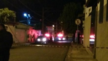 Um dos criminosos morreu e o outro foi baleado na perna após uma troca de tiros com os policiais (Foto: Grupo Imprensa de Jaú).