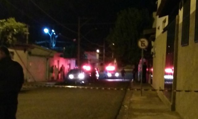 Um dos criminosos morreu e o outro foi baleado na perna após uma troca de tiros com os policiais (Foto: Grupo Imprensa de Jaú).