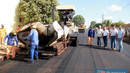 Governo de Andradina pavimenta Acácio e Silva, uma das poucas ruas da área central da cidade que ainda não tinha asfalto. Foto: Secom/Prefeitura