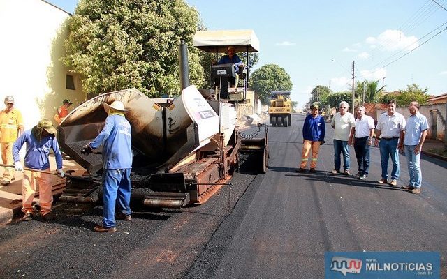 Governo de Andradina pavimenta Acácio e Silva, uma das poucas ruas da área central da cidade que ainda não tinha asfalto. Foto: Secom/Prefeitura