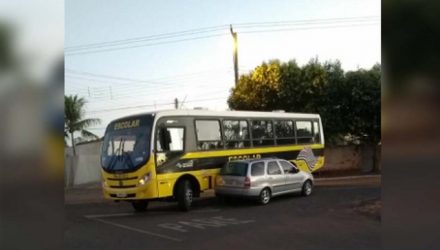 Onibus escola e Fiat Pálio Weekend ficaram ‘enroscados’ no cruzamento das ruas Bandeirantes com Olavo Bilac. Foto: MANOEL MESSIAS/Agência