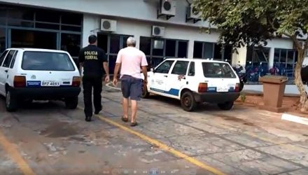 Agente chega à prefeitura de Araçatuba para cumprir mandados durante a operação (Foto: Márcio Zeni/TV TEM)