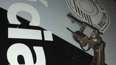 Arma encontrada com suspeito de tentar roubar policial civil em Itaquaquecetuba (Foto: Divulgação/Polícia Militar).