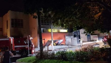 Agência do Banco do Brasil foi incendiada após explosão em Ipameri, Goiás (Foto: TV Anhanguera/Reprodução).