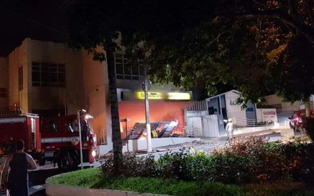Agência do Banco do Brasil foi incendiada após explosão em Ipameri, Goiás (Foto: TV Anhanguera/Reprodução).