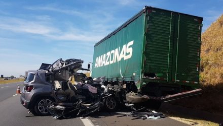 Carro bate em caminhão e fica destruído na Rodovia dos Bandeirantes, em Hortolândia. (Foto: André Natale/EPTV).