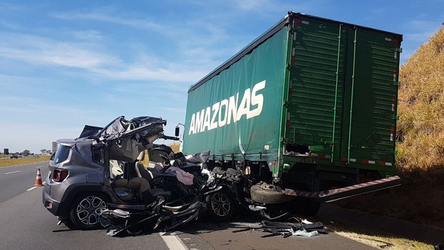 Carro bate em caminhão e fica destruído na Rodovia dos Bandeirantes, em Hortolândia. (Foto: André Natale/EPTV).