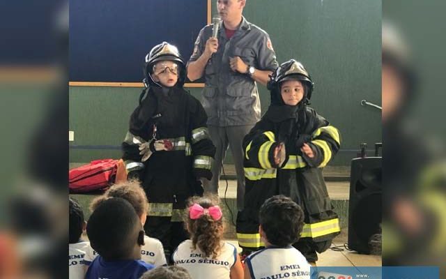 Corpo de Bombeiros de Andradina, na pessoa do soldado Correa, interagiu com os alunos e realizou o sonho de muitos pequeninos: ser bombeiro por um dia. Fotos:Assessoria de Comunicação