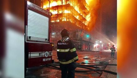 Grande missão. Cabo PM Mayra esteve presente no grande incêndio e desabamento do prédio  . Foto: Corpo de Bombeiros SP