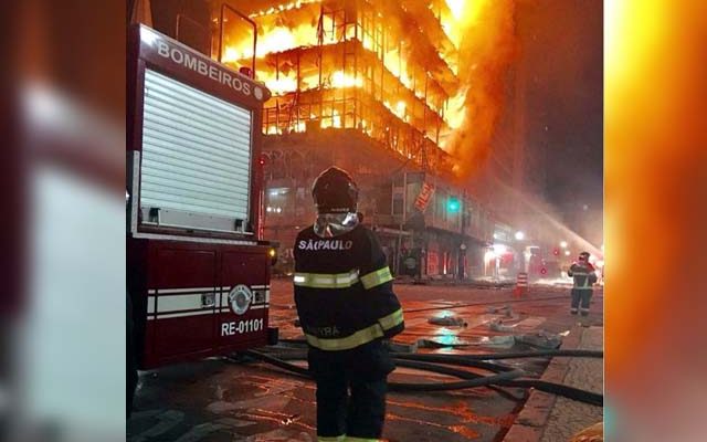 Grande missão. Cabo PM Mayra esteve presente no grande incêndio e desabamento do prédio  . Foto: Corpo de Bombeiros SP