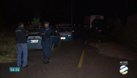 Polícia Militar e caminhão roubado no local da troca de tiros com assaltantes (Foto: Reprodução/TV Morena).